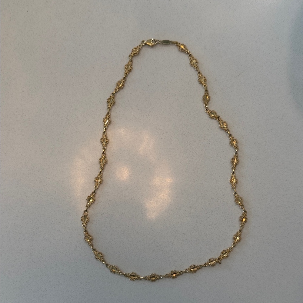 Beautiful 18inch Gold Chain Necklace- 18k, intricate link.